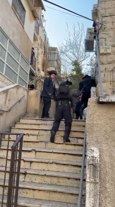 תיעוד מטריד במיוחד: שוטר רודף אחרי חרדים במדרגות ומכה אותם בכוח באלתו