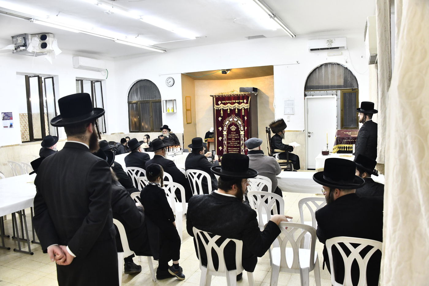 האדמו"ר מביטשקוב בהדלקת נרות חנוכה