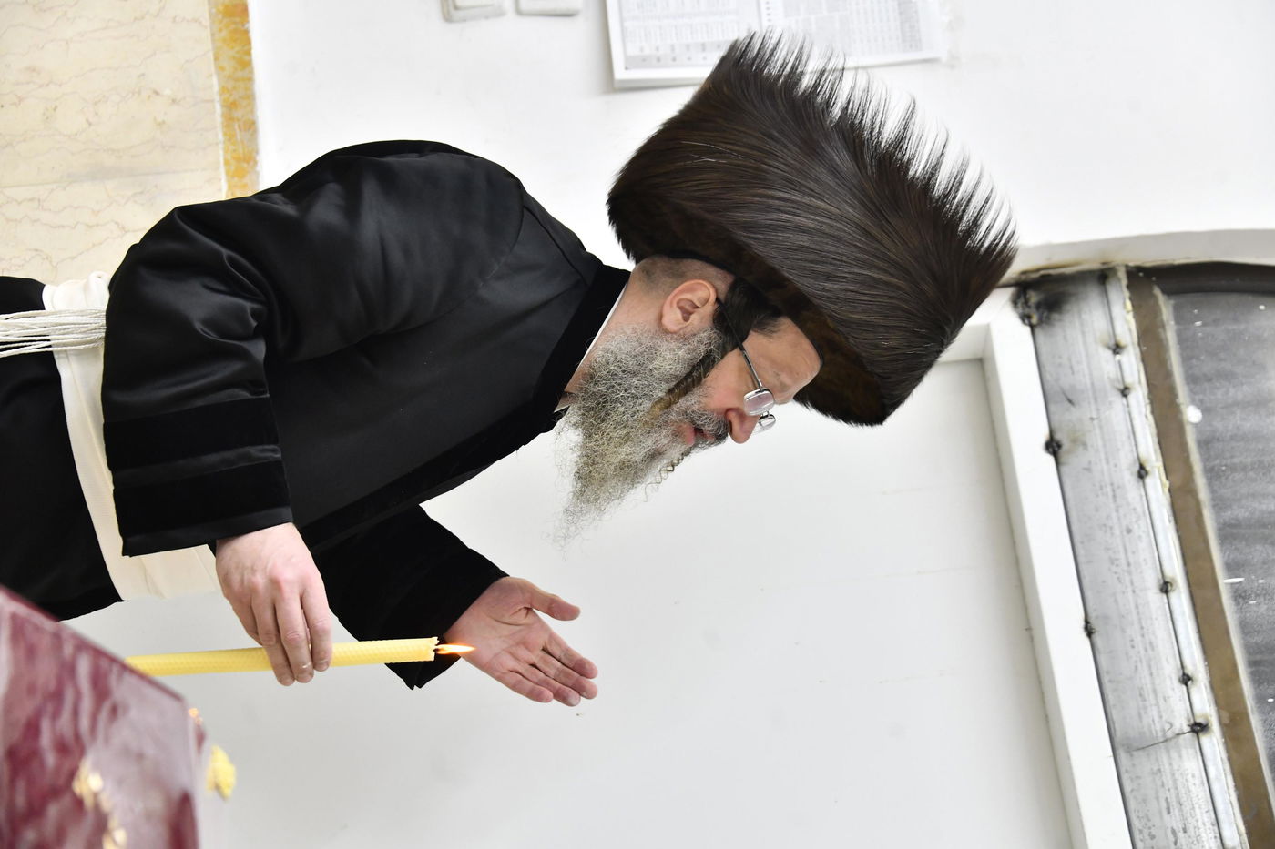 האדמו"ר מביטשקוב בהדלקת נרות חנוכה