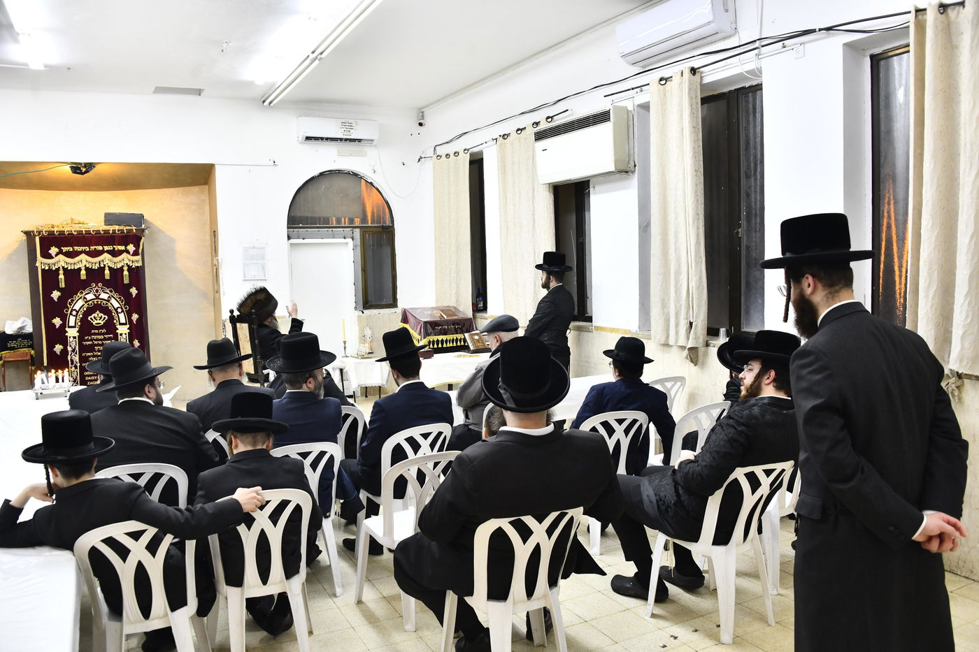 האדמו"ר מביטשקוב בהדלקת נרות חנוכה