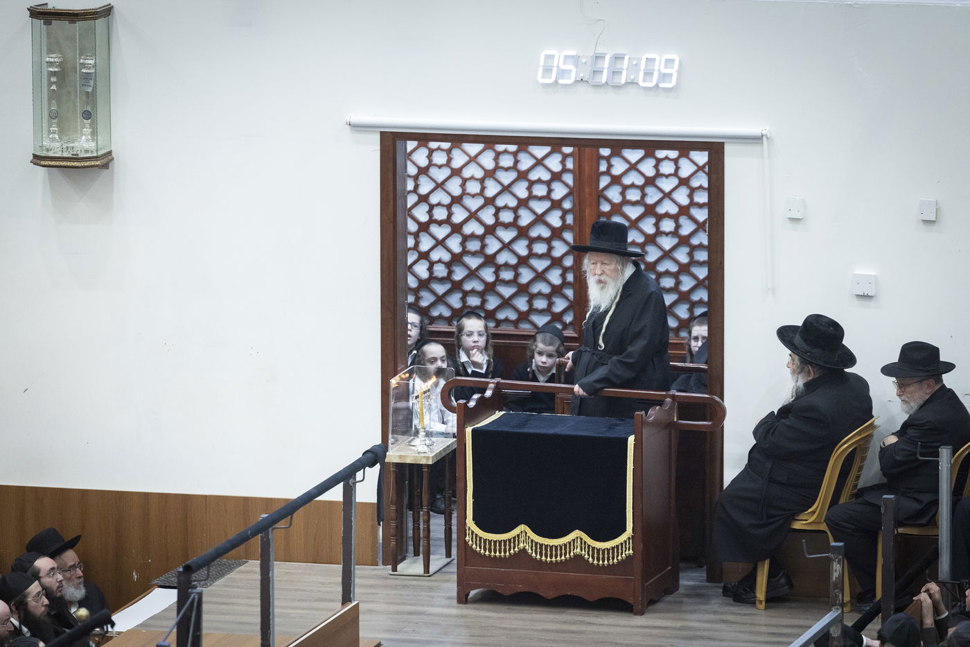 האדמו"ר מגור בהדלקת הנר הרביעי של חנוכה