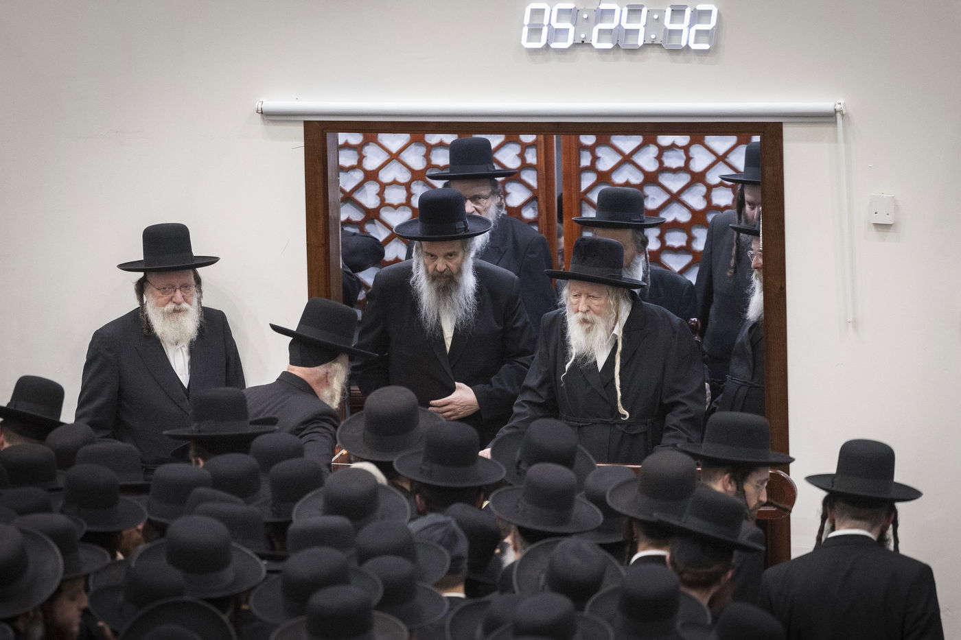 האדמו"ר מגור בהדלקת הנר הרביעי של חנוכה