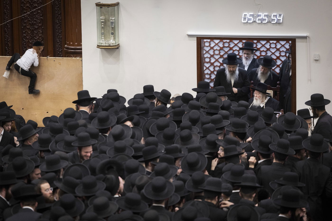 האדמו"ר מגור בהדלקת הנר הרביעי של חנוכה