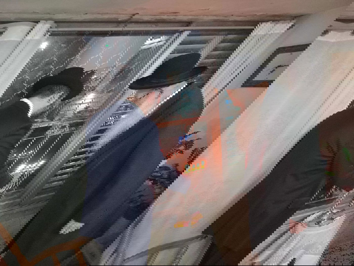 הגר"מ מאיה בהדלקת נרות חנוכה