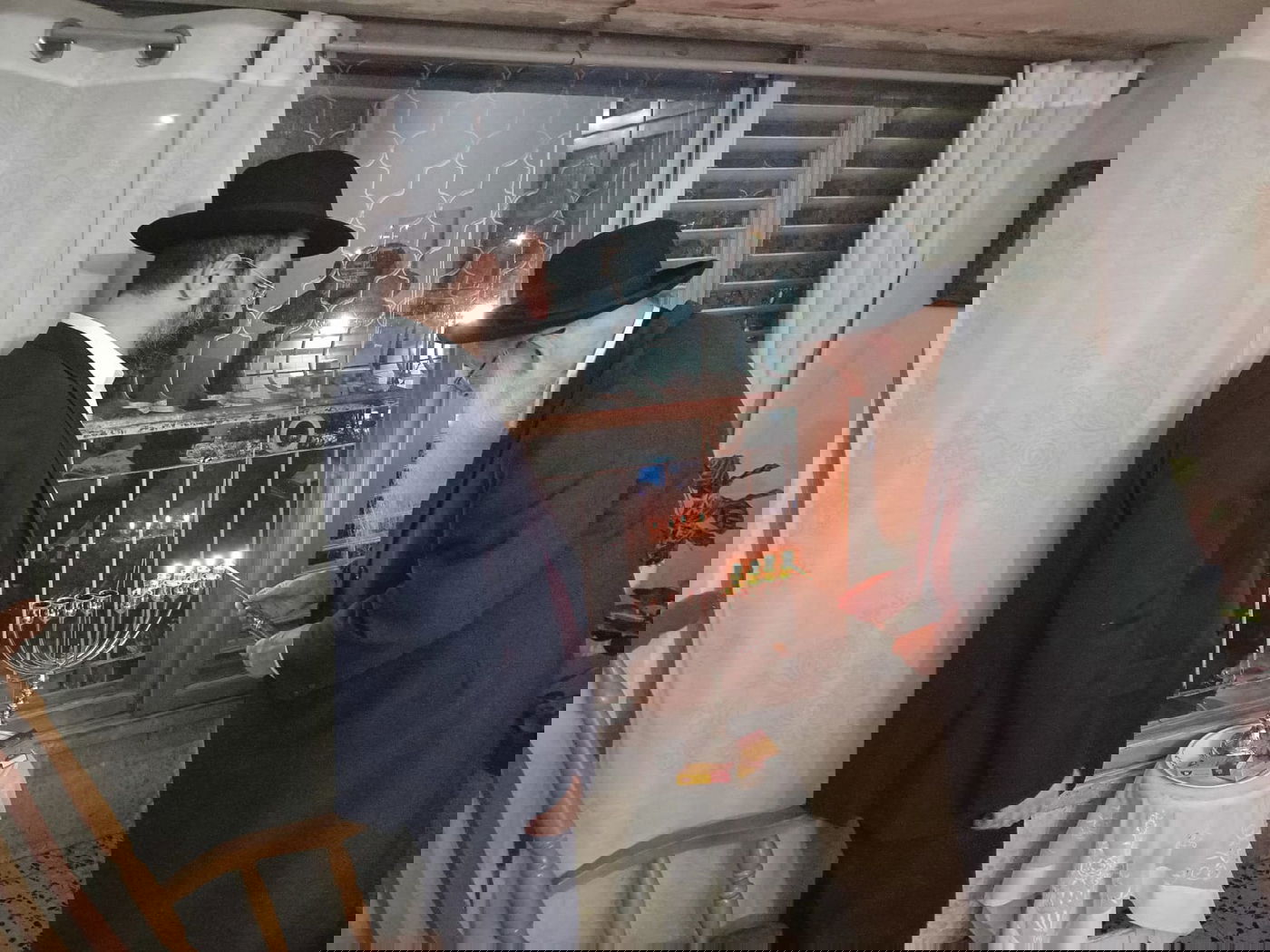 הגר"מ מאיה בהדלקת נרות חנוכה