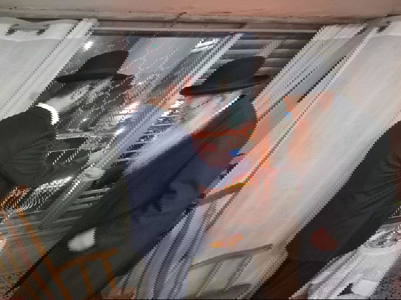 הגר"מ מאיה בהדלקת נרות חנוכה