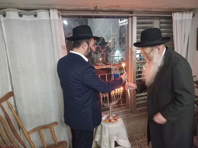 הגר"מ מאיה בהדלקת נרות חנוכה