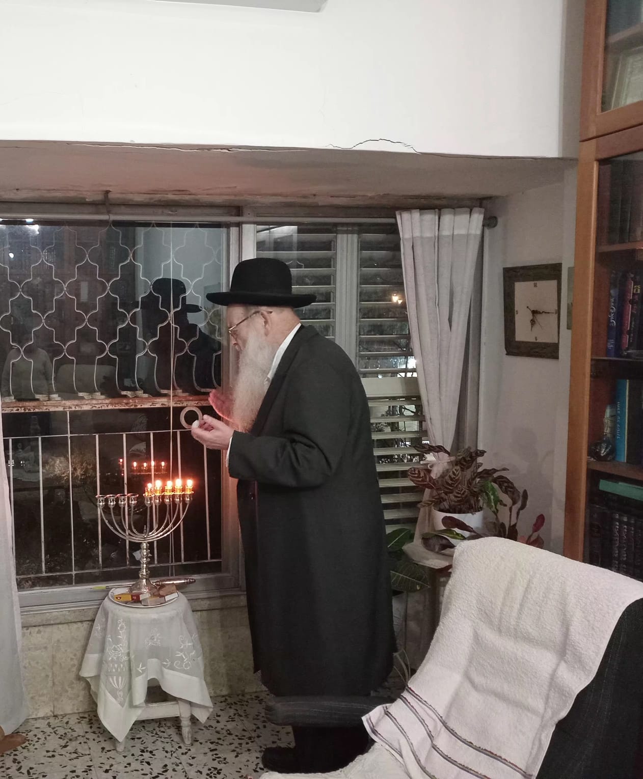 הגר"מ מאיה בהדלקת נרות חנוכה