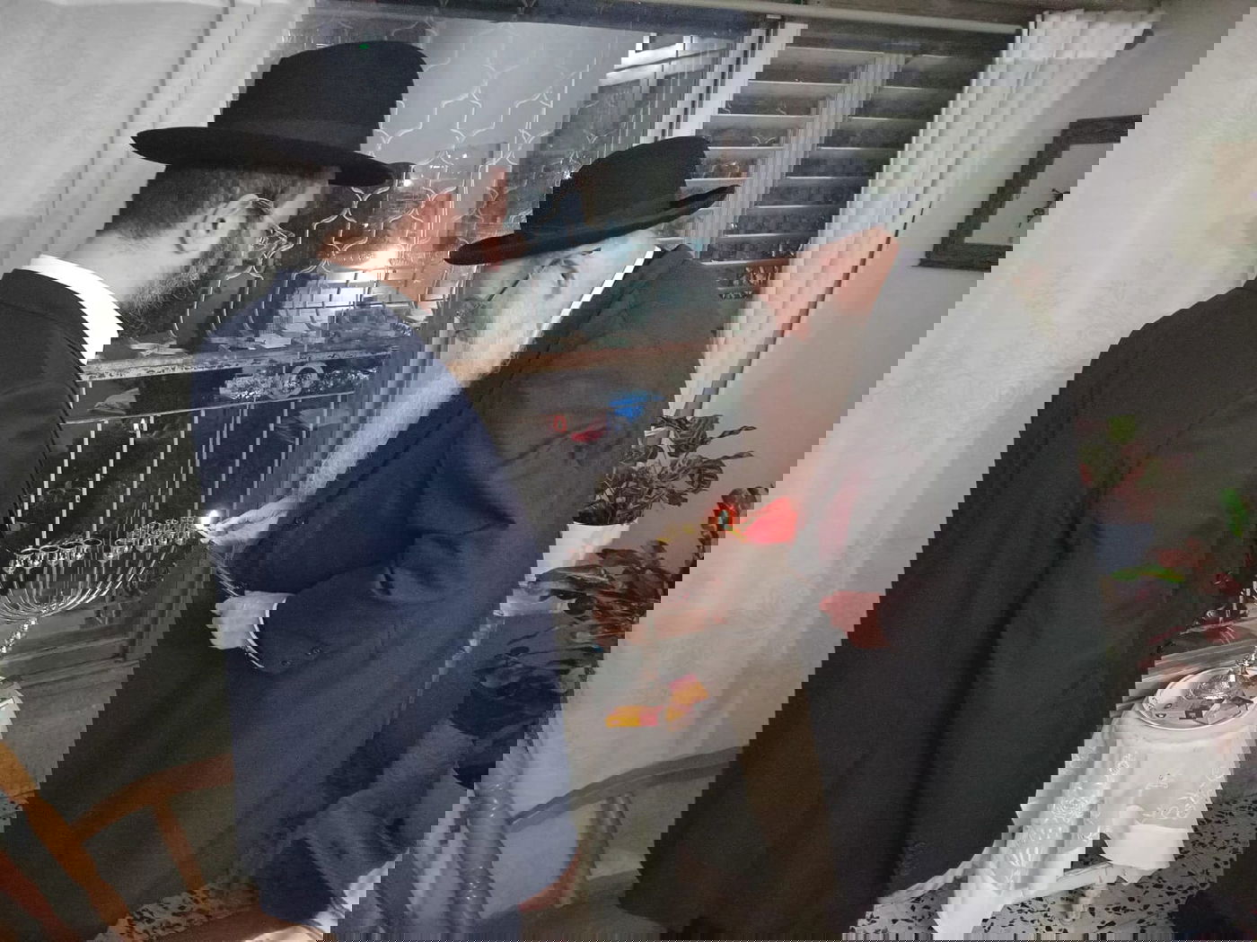 הגר"מ מאיה בהדלקת נרות חנוכה