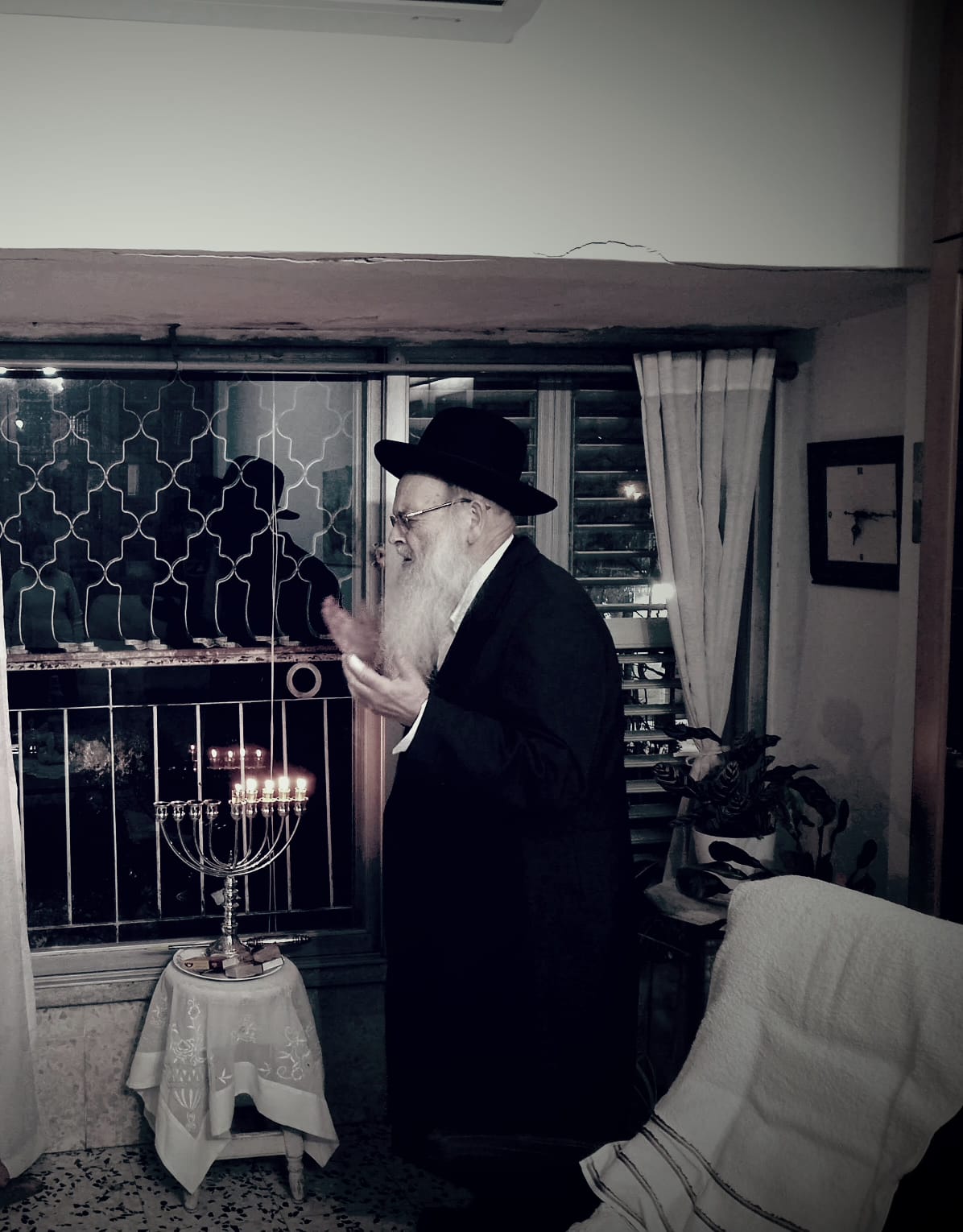 הגר"מ מאיה בהדלקת נרות חנוכה