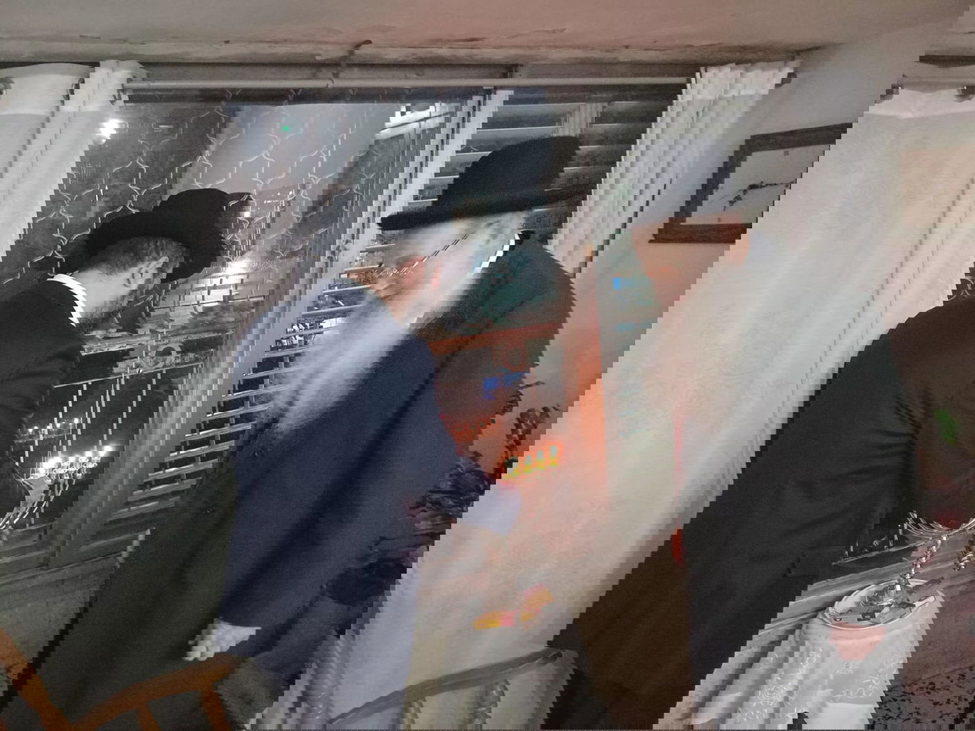 הגר"מ מאיה בהדלקת נרות חנוכה