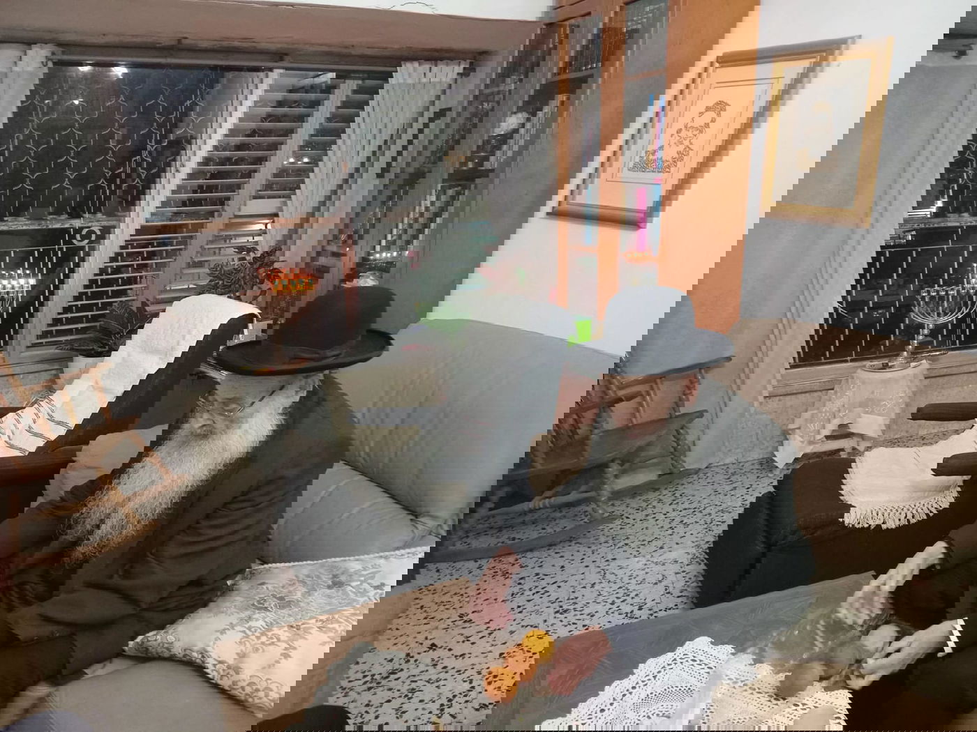 הגר"מ מאיה בהדלקת נרות חנוכה