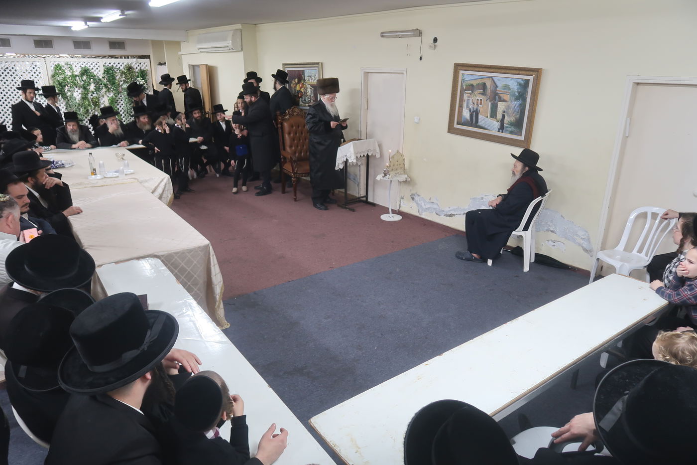 האדמו"ר משאץ ויז'ניץ בהדלקת נרות חנוכה