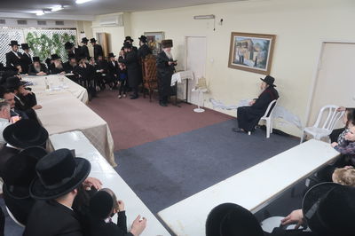 האדמו"ר משאץ ויז'ניץ בהדלקת נרות חנוכה