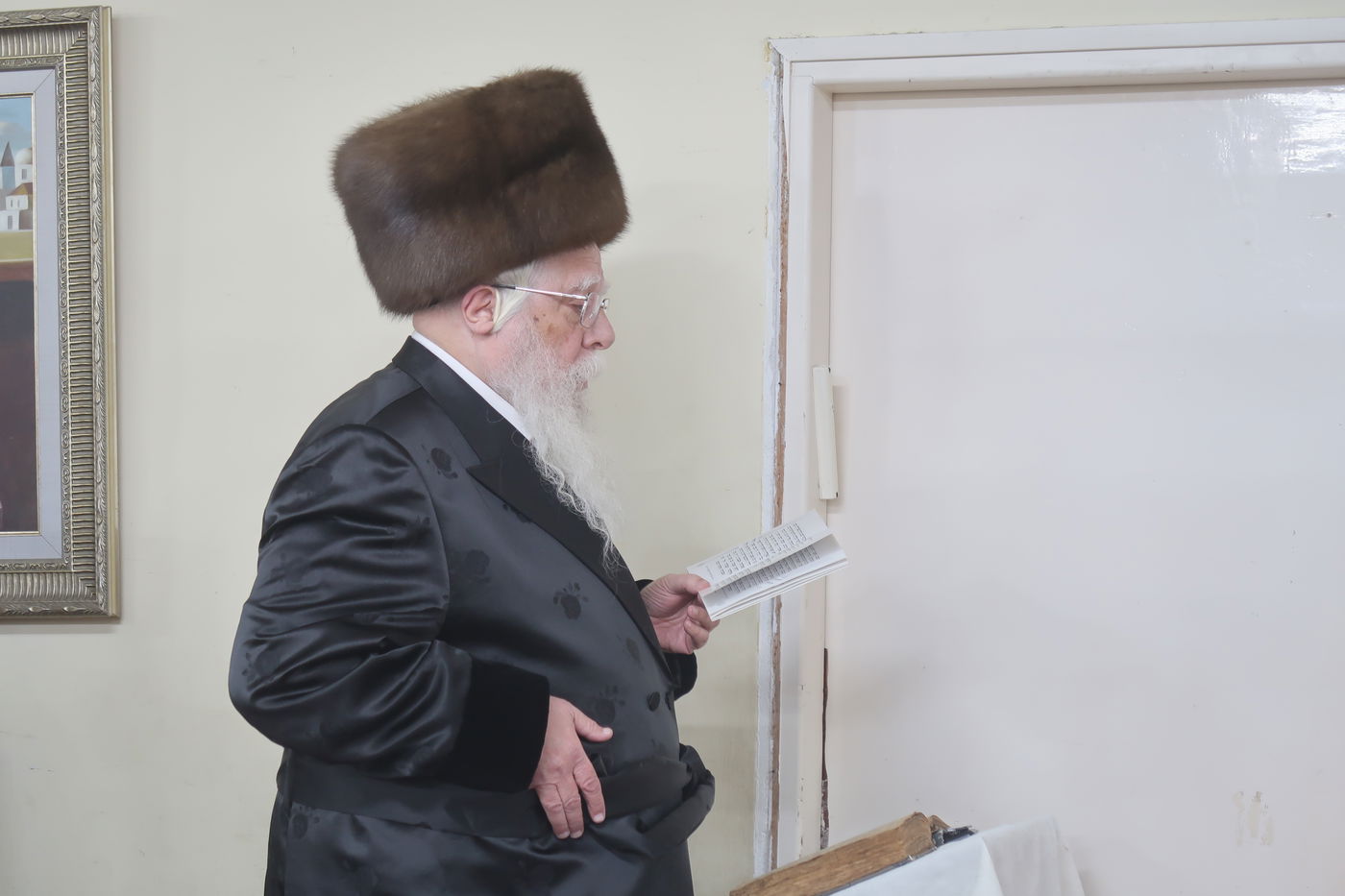 האדמו"ר משאץ ויז'ניץ בהדלקת נרות חנוכה