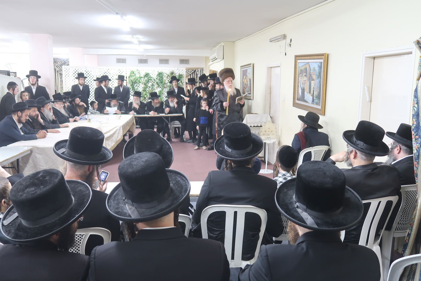 האדמו"ר משאץ ויז'ניץ בהדלקת נרות חנוכה