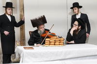 האדמו"ר מקרעטשניף סיגעט וויליאמסבורג בהדלקת נרות חנוכה