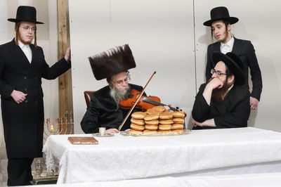 האדמו"ר מקרעטשניף סיגעט וויליאמסבורג בהדלקת נרות חנוכה