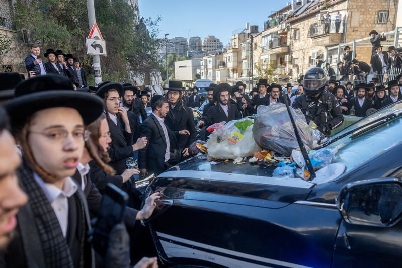 13 שוטרים נפצעו, לפחות 4 חרדים עצורים: שעות של עימותים סוערים וחריגים בירושלים | רגע אחרי רגע