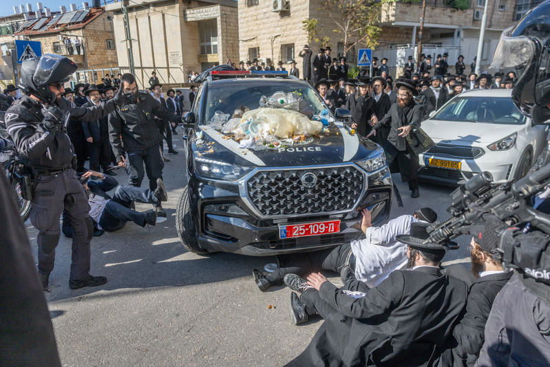 13 שוטרים נפצעו, לפחות 4 חרדים עצורים: שעות של עימותים סוערים וחריגים בירושלים | רגע אחרי רגע