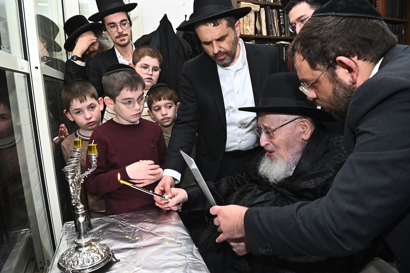 הגרמ"צ ברגמן בהדלקת נרות חנוכה