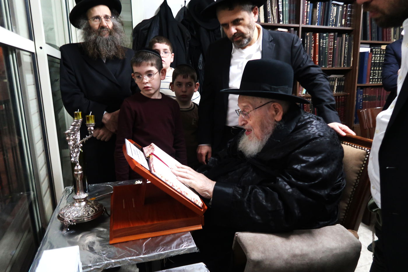 הגרמ"צ ברגמן בהדלקת נרות חנוכה