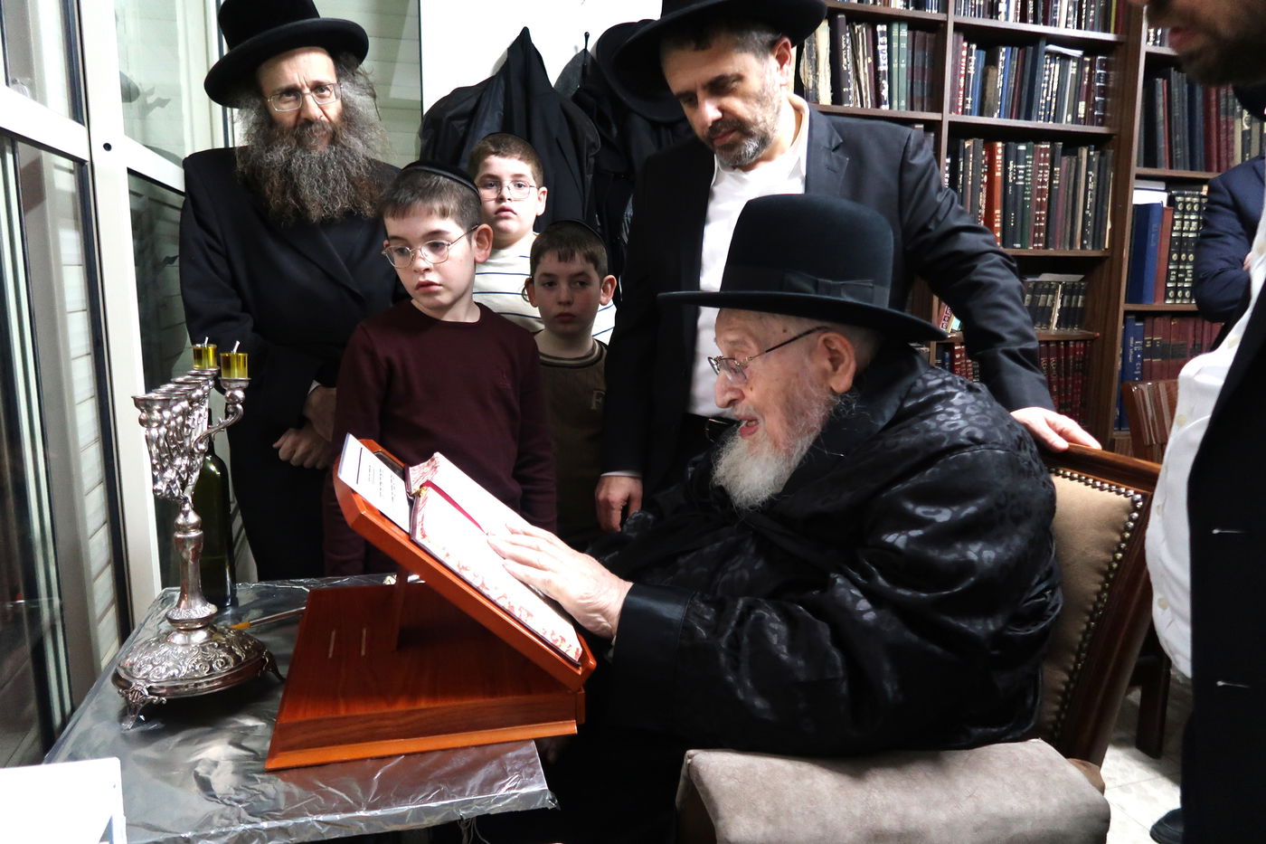 הגרמ"צ ברגמן בהדלקת נרות חנוכה