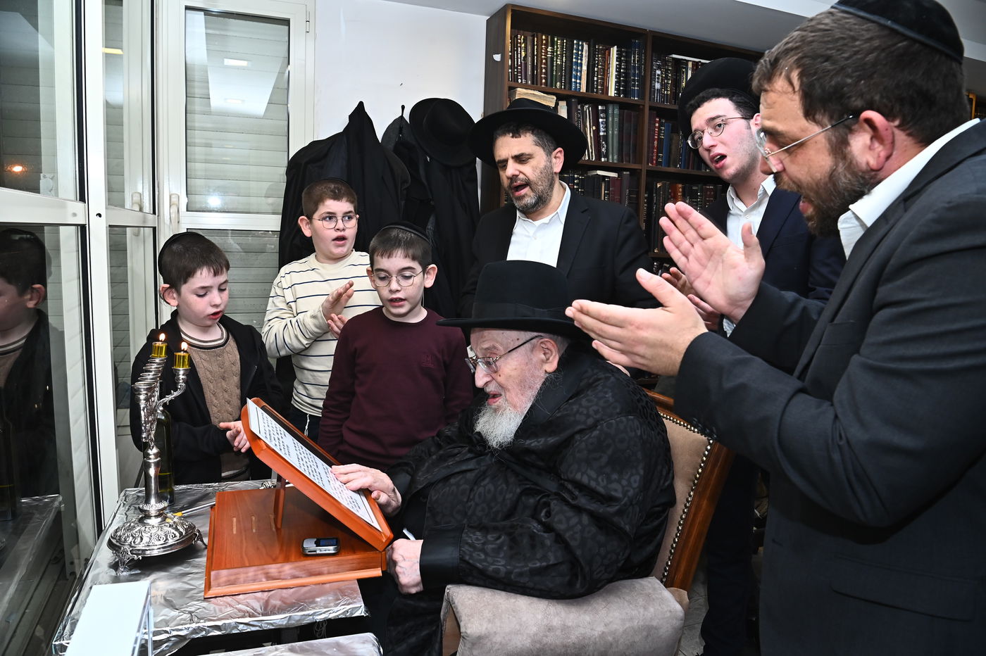 הגרמ"צ ברגמן בהדלקת נרות חנוכה