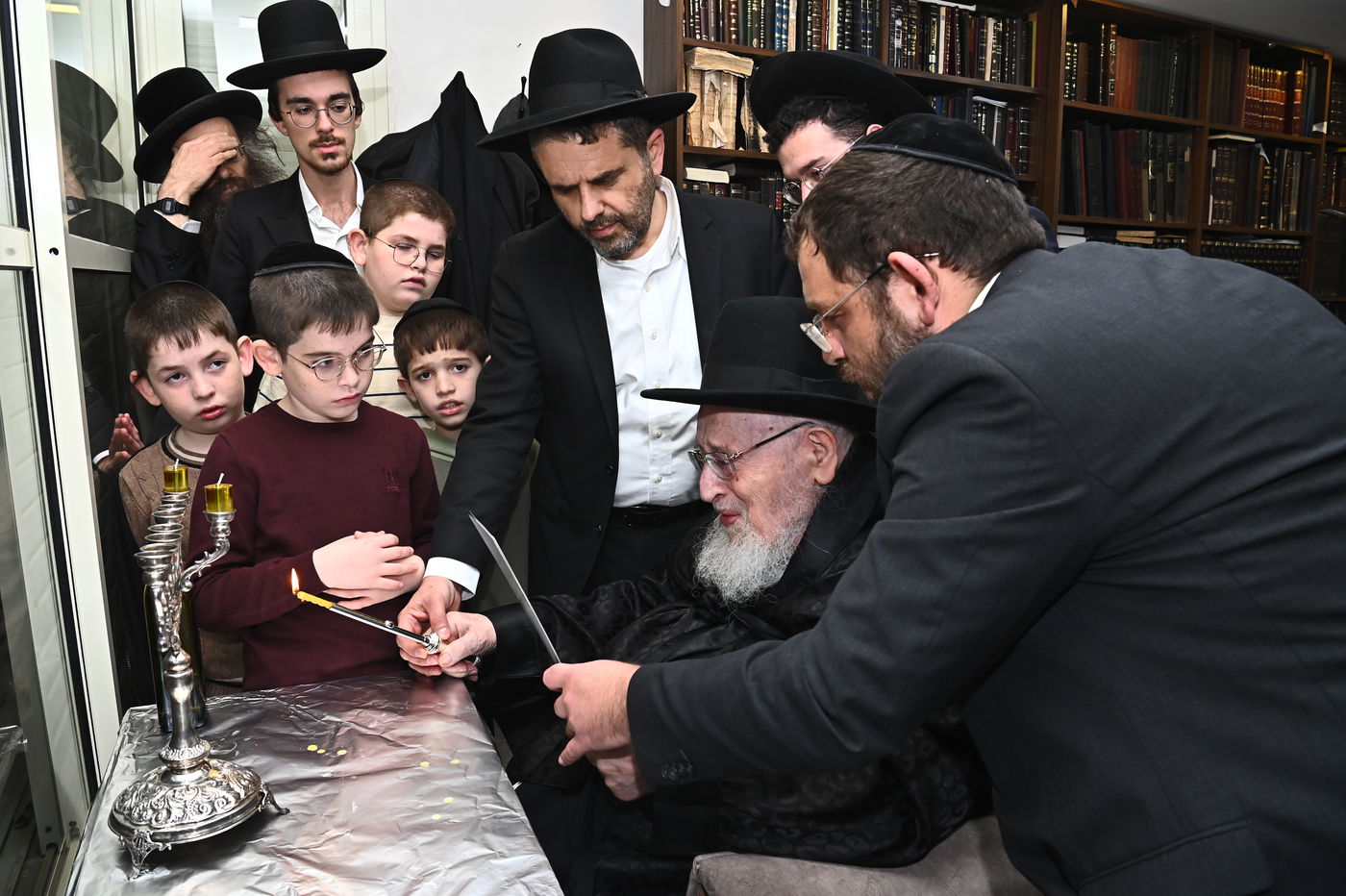 הגרמ"צ ברגמן בהדלקת נרות חנוכה