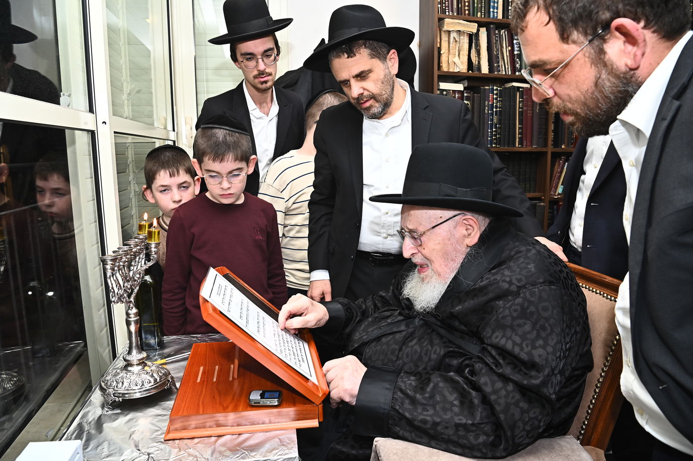 הגרמ"צ ברגמן בהדלקת נרות חנוכה