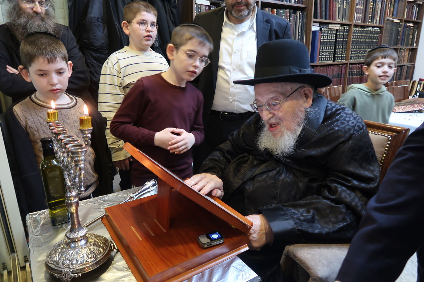 הגרמ"צ ברגמן בהדלקת נרות חנוכה