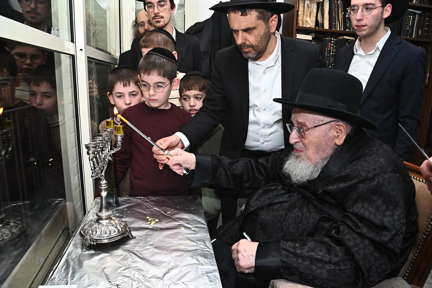 הגרמ"צ ברגמן בהדלקת נרות חנוכה