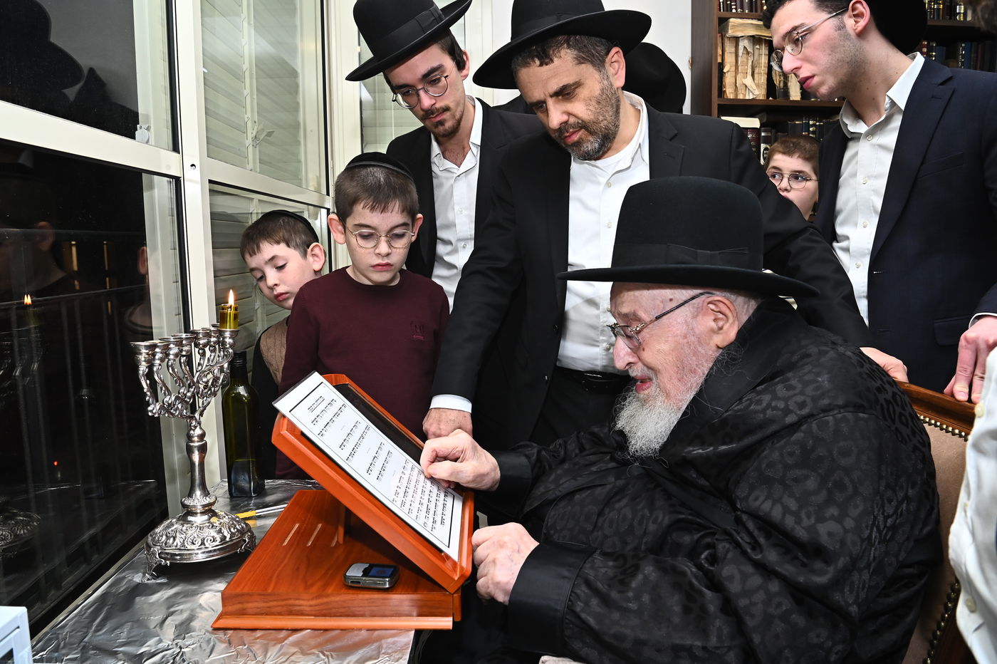 הגרמ"צ ברגמן בהדלקת נרות חנוכה