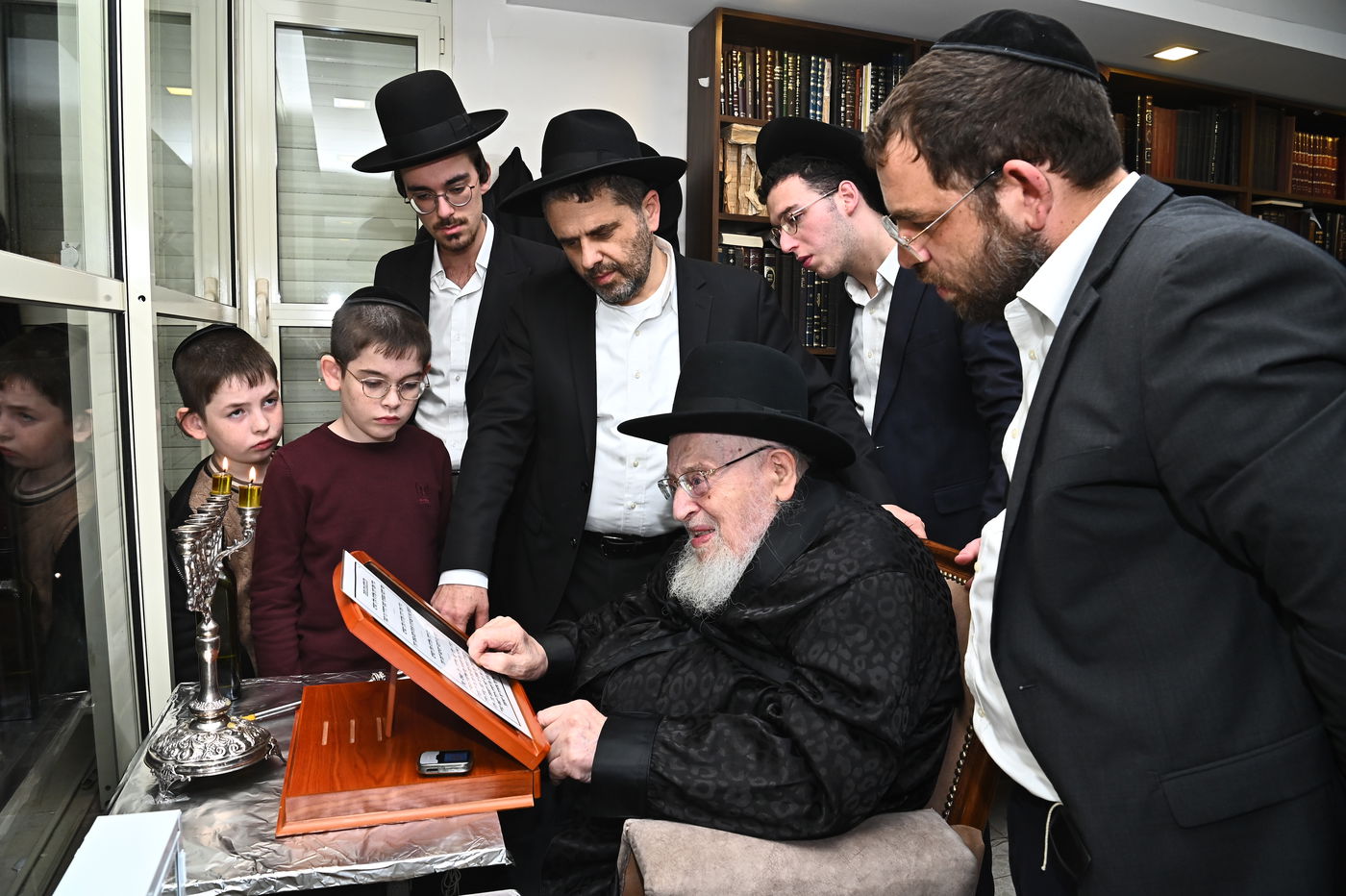 הגרמ"צ ברגמן בהדלקת נרות חנוכה