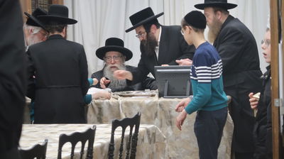 האדמו"ר מפשעווארסק בחלוקת מעות חנוכה