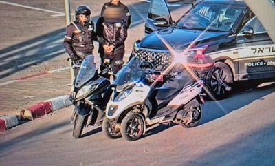 פרץ לרכב בתל אביב, נמלט על קטנוע ונעצר תוך דקות על ידי אופנוען משטרה

