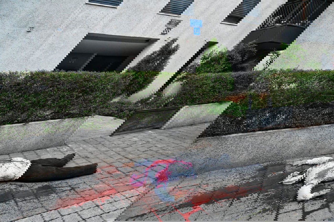 מיצג מחאה חריג ומדמם: "גופות" ערופות ראש הוצבו הבוקר מול בתי שופטי העליון