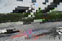 מיצג מחאה חריג ומדמם: "גופות" ערופות ראש הוצבו הבוקר מול בתי שופטי העליון