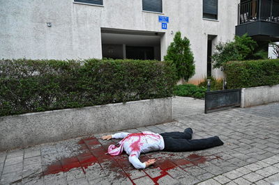 מיצג מחאה חריג ומדמם: "גופות" ערופות ראש הוצבו הבוקר מול בתי שופטי העליון