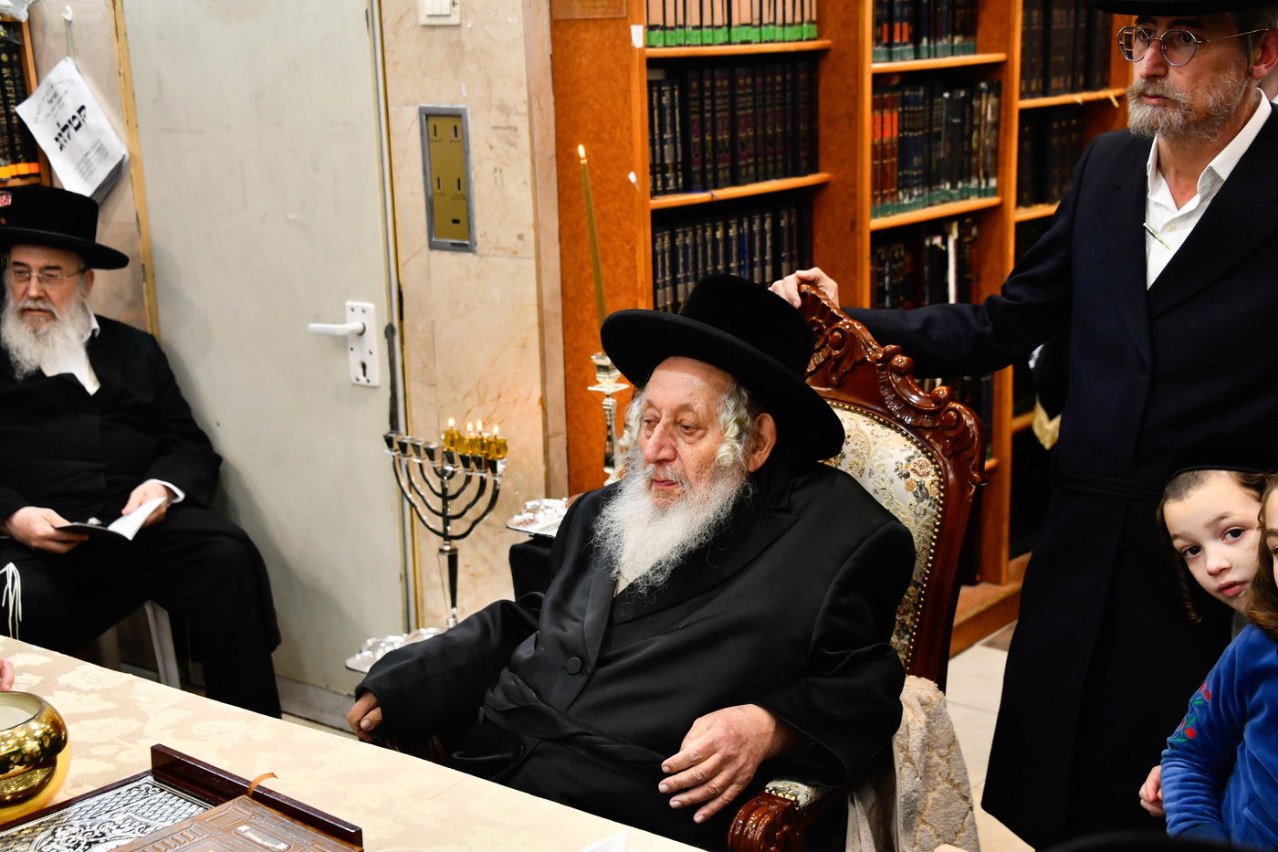 האדמו"ר מנאראל בהדלקת נרות חנוכה