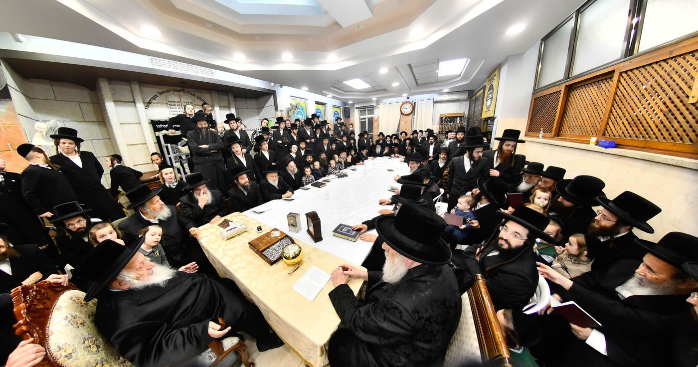 האדמו"ר מנאראל בהדלקת נרות חנוכה