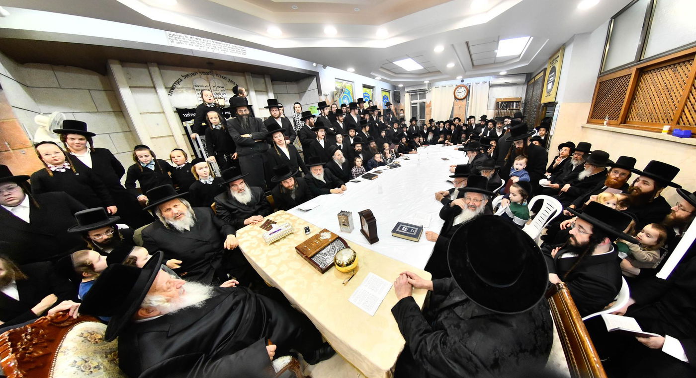 האדמו"ר מנאראל בהדלקת נרות חנוכה