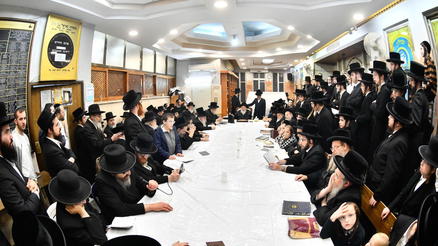 האדמו"ר מנאראל בהדלקת נרות חנוכה