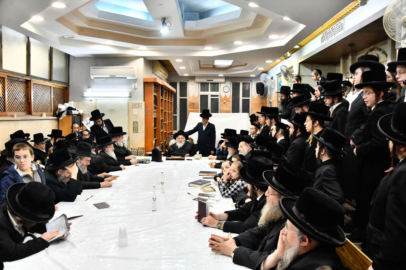 האדמו"ר מנאראל בהדלקת נרות חנוכה