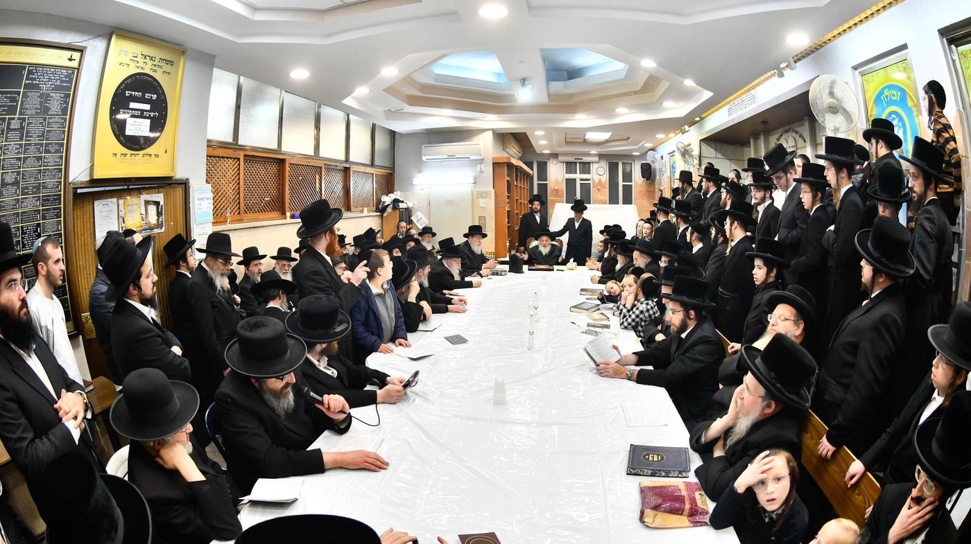 האדמו"ר מנאראל בהדלקת נרות חנוכה