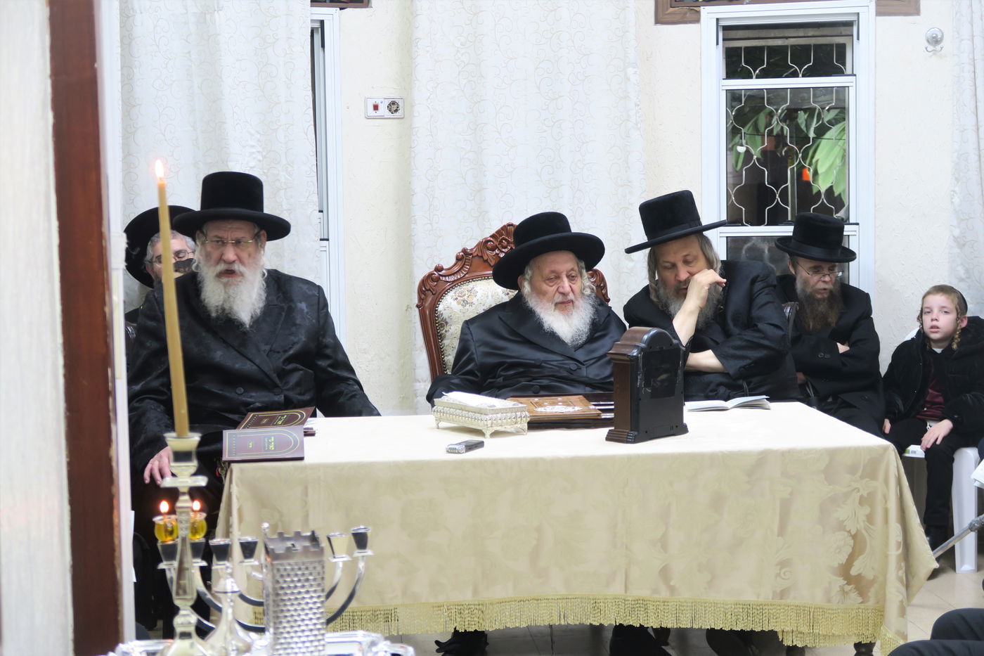 האדמו"ר מנאראל בהדלקת נרות חנוכה 