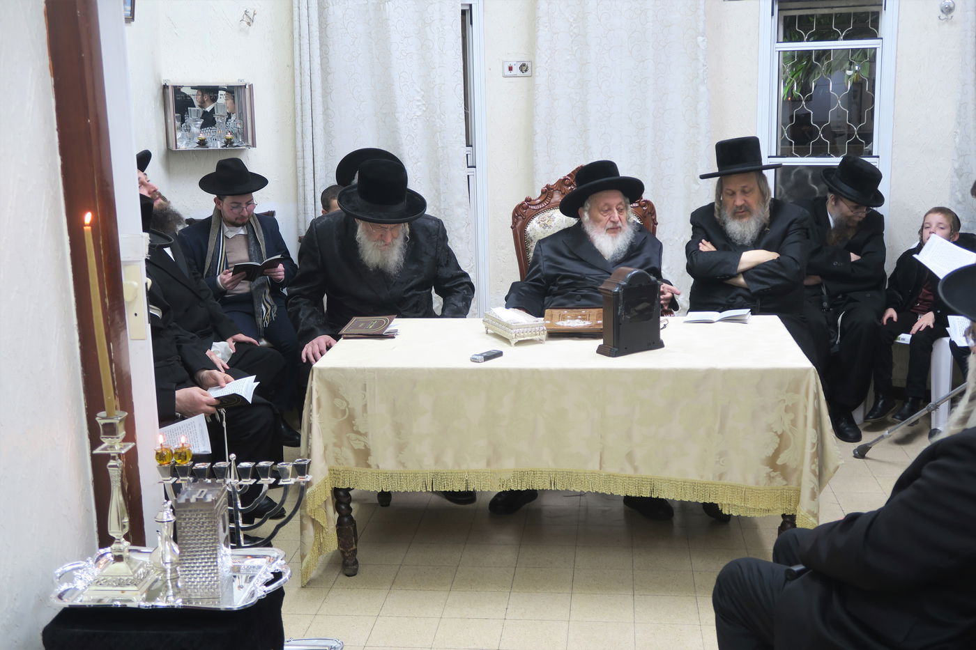 האדמו"ר מנאראל בהדלקת נרות חנוכה 