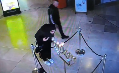 ערבייה כיבתה את נרות החנוכה ליד 'איכילוב'; הגבר מחא לה כפיים | צפו