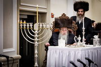 האדמו"ר מטאהש בהדלקת נרות חנוכה