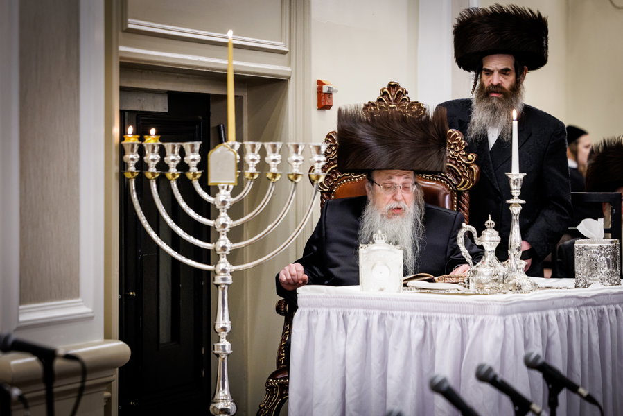 האדמו"ר מטאהש בהדלקת נרות חנוכה